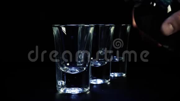 三杯伏特加倒入玻璃杯视频的预览图