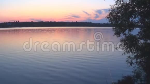夏日日落的背景是平静的河流视频的预览图