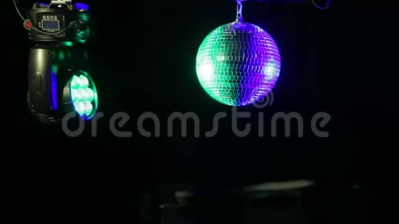 蓝色和绿色探照灯的定向光束照射在黑色背景上的镜面迪斯科球视频的预览图
