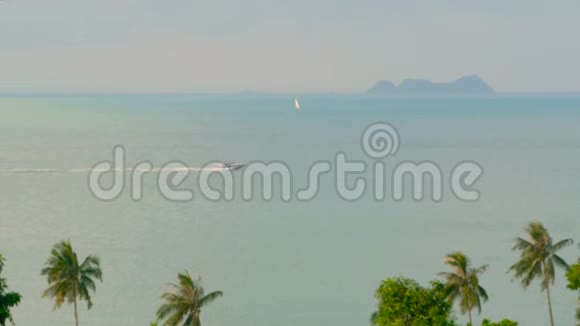 美丽的海洋景观与热带海岸景观从上面摩托艇穿越海洋视频的预览图