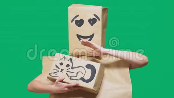 情感概念手势一个头上戴着一个包裹的人带着一种彩绘的表情微笑慈爱的眼睛玩游戏视频的预览图