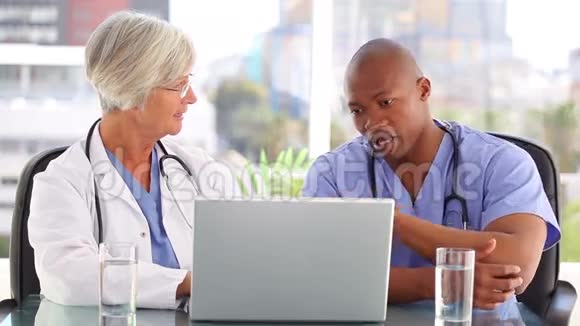 严肃的护士在笔记本电脑前和医生说话视频的预览图