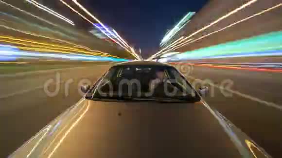 POV成年男性驾驶汽车的延时镜头视频的预览图