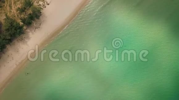 水晶般清澈的海水和沙滩上的天堂海滩空中景观俯视绿松石海洋和沙质海岸视频的预览图