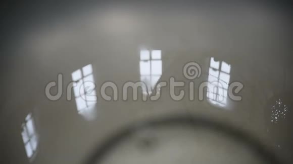 教堂里铁碗里的圣水去寺庙视频的预览图