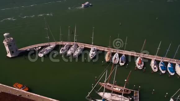 威尼斯豪华游艇俱乐部灯塔和白船景观水上交通视频的预览图
