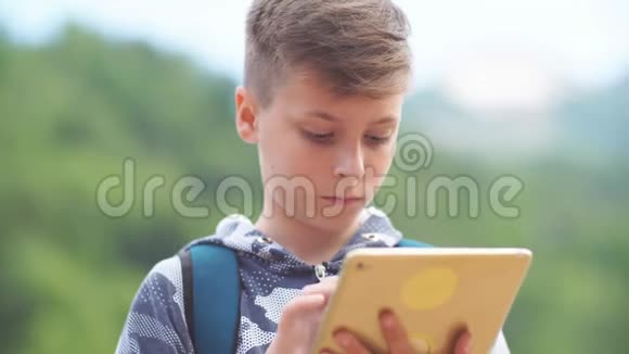 公园里有平板电脑的青少年视频的预览图