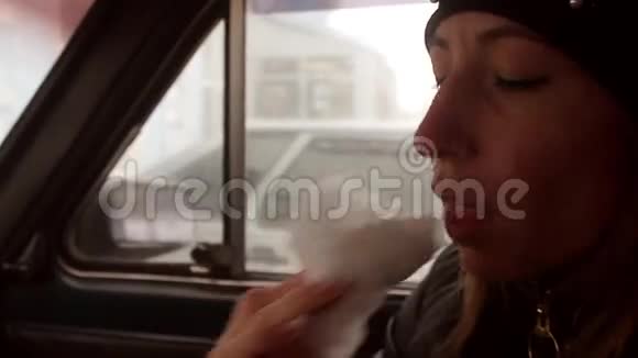在汽车里吃棉花糖的女孩视频的预览图