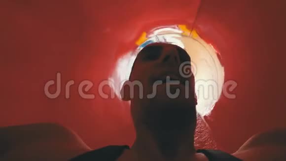 一个人从极端水中滑下的红色管道的脸波夫慢动作视频的预览图