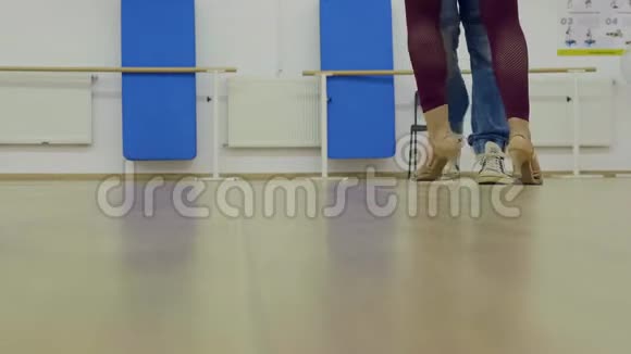 靠近专业舞者的双脚排练视频的预览图