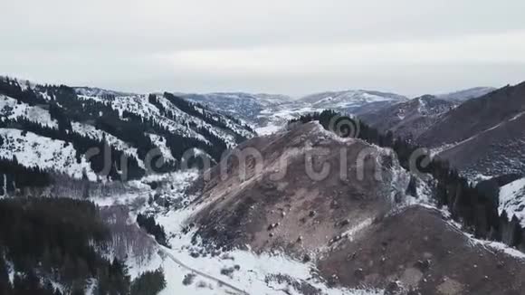 山里的寒假一群人在休息视频的预览图