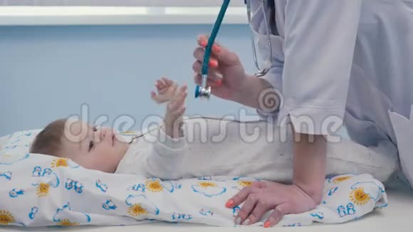 医生把听诊器给小宝宝视频的预览图