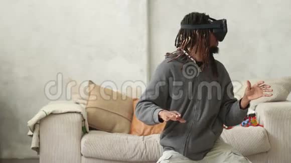 年轻人使用虚拟现实耳机视频的预览图