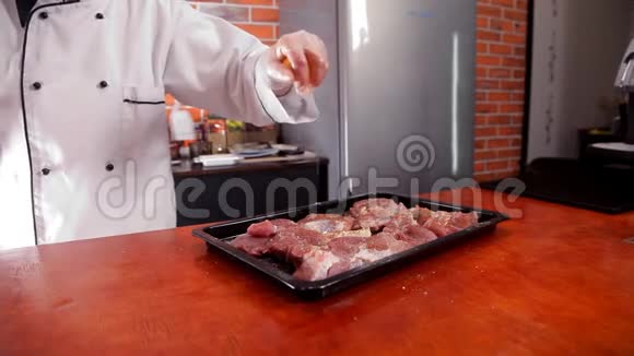 厨师把肉倒入柠檬汁把烤盘放进烤箱视频的预览图