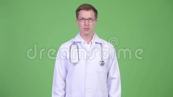 青年医生做拇指向上姿势视频的预览图
