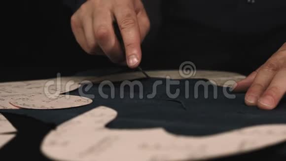 他的车间里有一个男鞋匠在用皮革纺织物视频的预览图