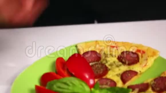 美味的披萨在盘子里一个女人用智能手机把它摘下来视频的预览图