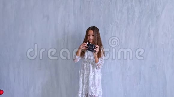 时尚漂亮的女学生带着相机视频的预览图
