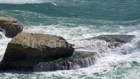海洋和岩石会发生大溅视频的预览图