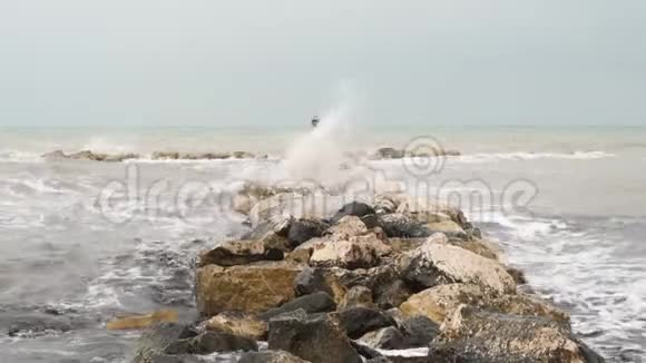 波浪破碎海岸4kUHD视频的预览图