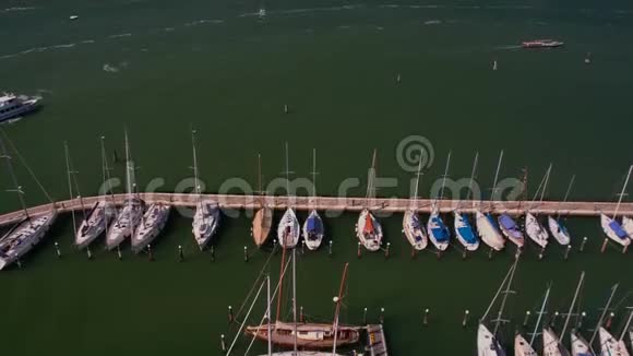 游艇俱乐部全景停泊在海港的白船水运视频的预览图