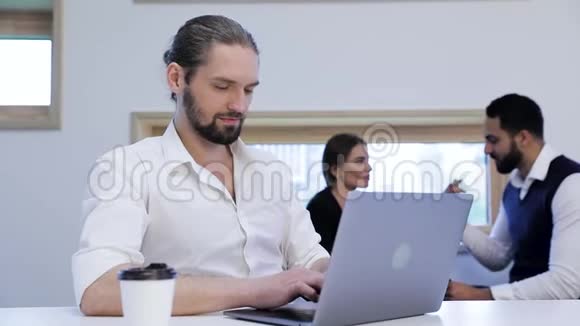 在办公室从事计算机工作的商人商界人士视频的预览图