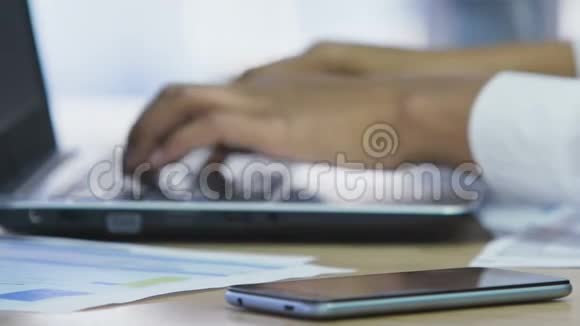 女经理双手特写女员工手提电脑桌上有智能手机视频的预览图