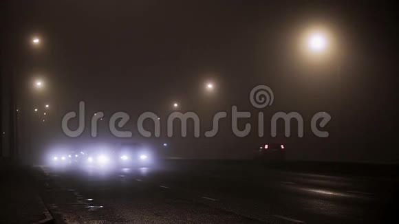 汽车在雾中行驶在路上视频的预览图
