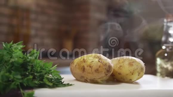 厨房板上的热煮土豆热蒸汽煮蔬菜配土豆菜烹饪食品视频的预览图