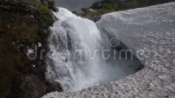 雪场瀑布的底部景色视频的预览图