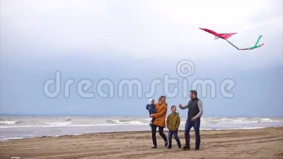 有两个孩子在海滩散步的幸福家庭视频的预览图