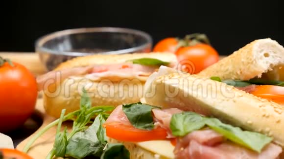 厨房用木板做的健康美味的自制三明治视频的预览图