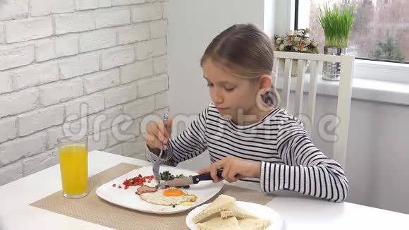 儿童厨房早餐儿童健康食品蛋女孩蔬菜视频的预览图