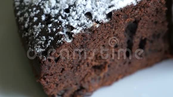 刀切巧克力蛋糕面团特写宏观视野视频的预览图