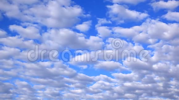 蓝天上的蓬松云视频的预览图