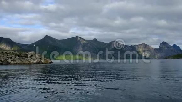 从码头到美丽的峡湾船帆进入的景色视频的预览图