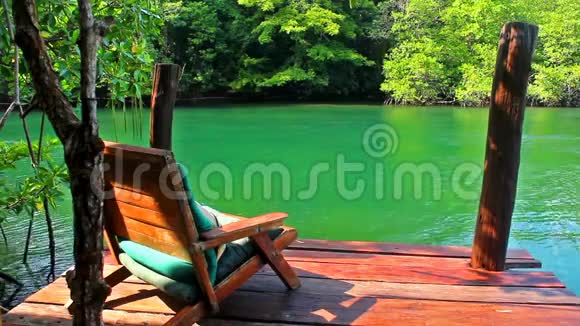 坐在河边的木椅上看水景视频的预览图