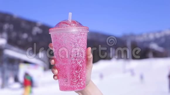 粉红色的雪地旅行杯冰不倒翁在山上的索道上视频的预览图