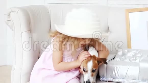 可爱的孩子在玩狗视频的预览图