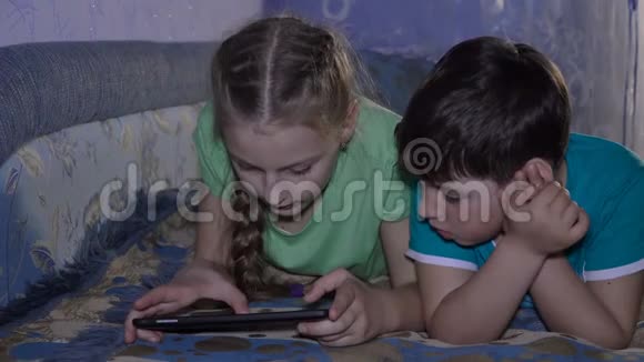 兄弟姐妹在垫子上玩视频的预览图