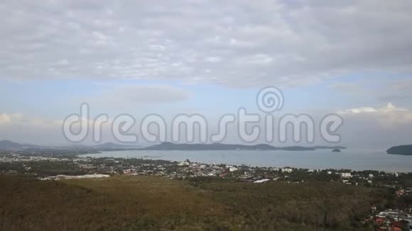 晴天鸟瞰小镇岛屿空中景观全景4k视频的预览图