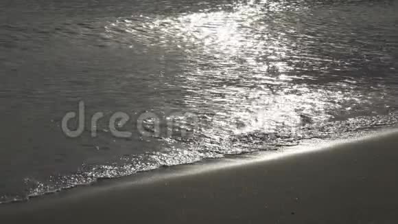 海浪温暖的海水清晨在沙滩上缓缓流动视频的预览图