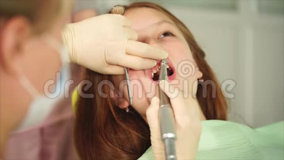 牙柜内牙齿清洁过程牙医使用现代牙刷视频的预览图