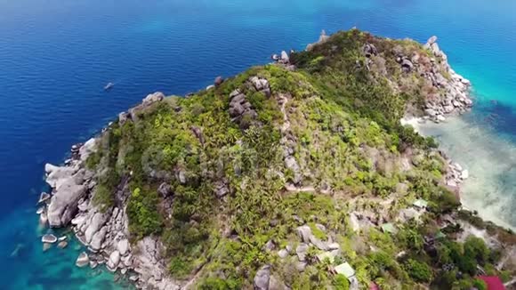 平静的五彩斑斓的蔚蓝色海近小热带火山岛科涛独特的小天堂南园医生视频的预览图