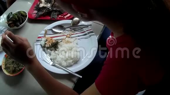 亚洲餐馆里赤手空拳吃鱼的女人视频的预览图