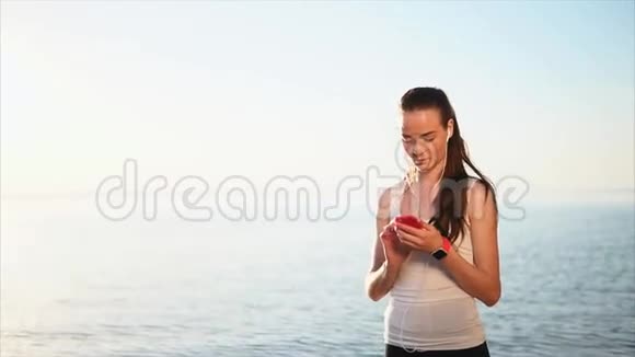 年轻的女人在社交媒体上用智能手机和她的朋友聊天视频的预览图