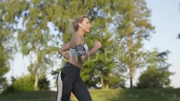 在公园里慢跑的女运动员视频的预览图