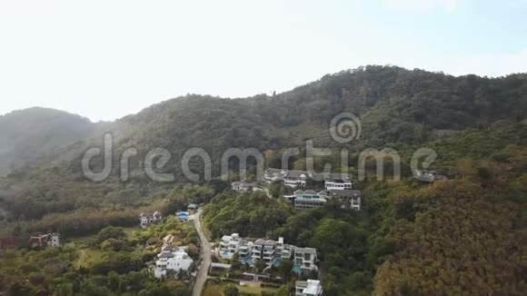 晴天鸟瞰小镇岛屿空中景观全景4k视频的预览图