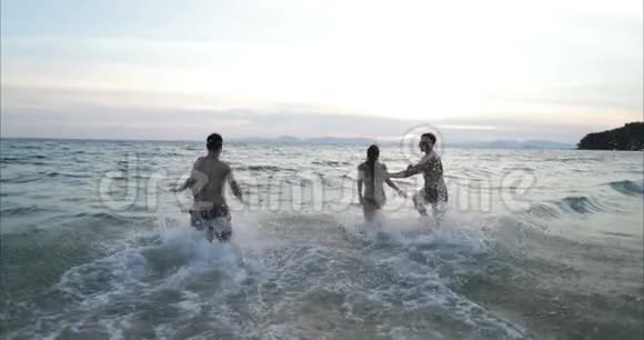 两对情侣在海水中嬉戏手牵手在夕阳下的沙滩上玩得开心视频的预览图