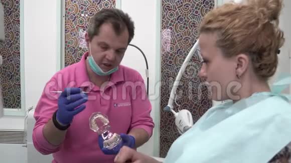 病人躺着医生牙医男解释对话病人视频的预览图